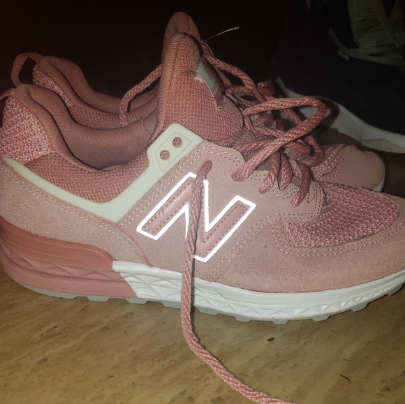 Pretty in pink New Balance - Picture 3 of 7